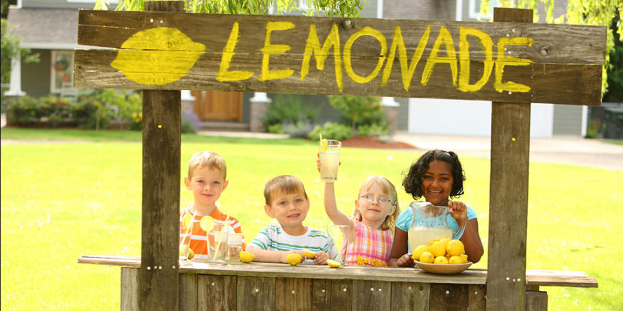 Kids with lemonade stand